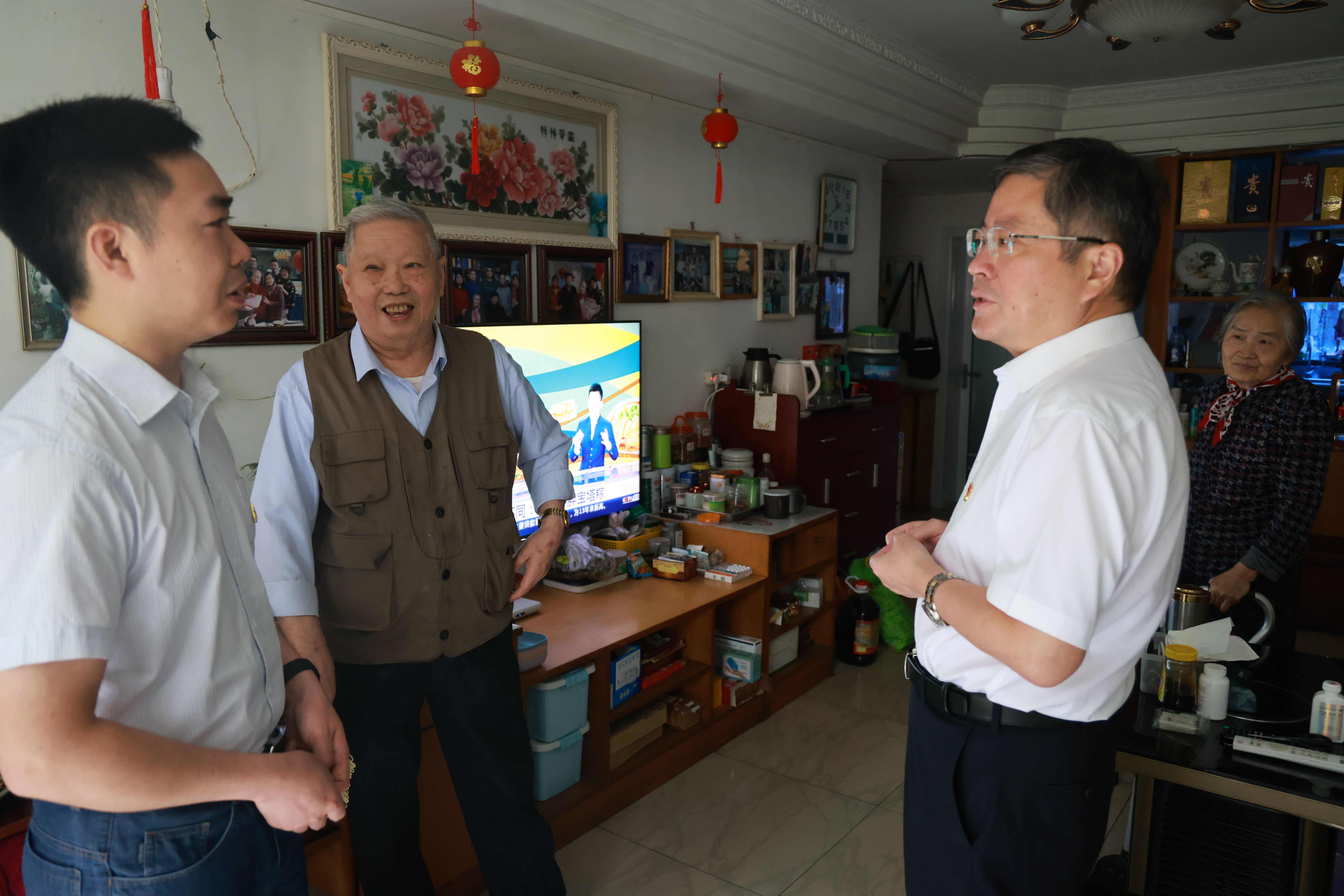 83418285.jpg 公司党委开展走访慰问老党委领导及困难老党员活动3.jpg